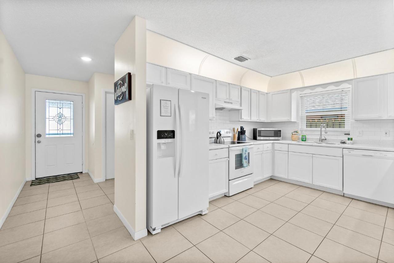 Oceanview Haven - 2Br Beach Townhome With Patio, Shared Heated Pool Steps From Paradise Beach Park! 멜버른 외부 사진